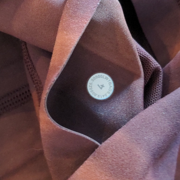 Lululemon In Movement Short 2.5" Size 4 Everlux - Marble Garnet Maroon - Picture 3 of 3